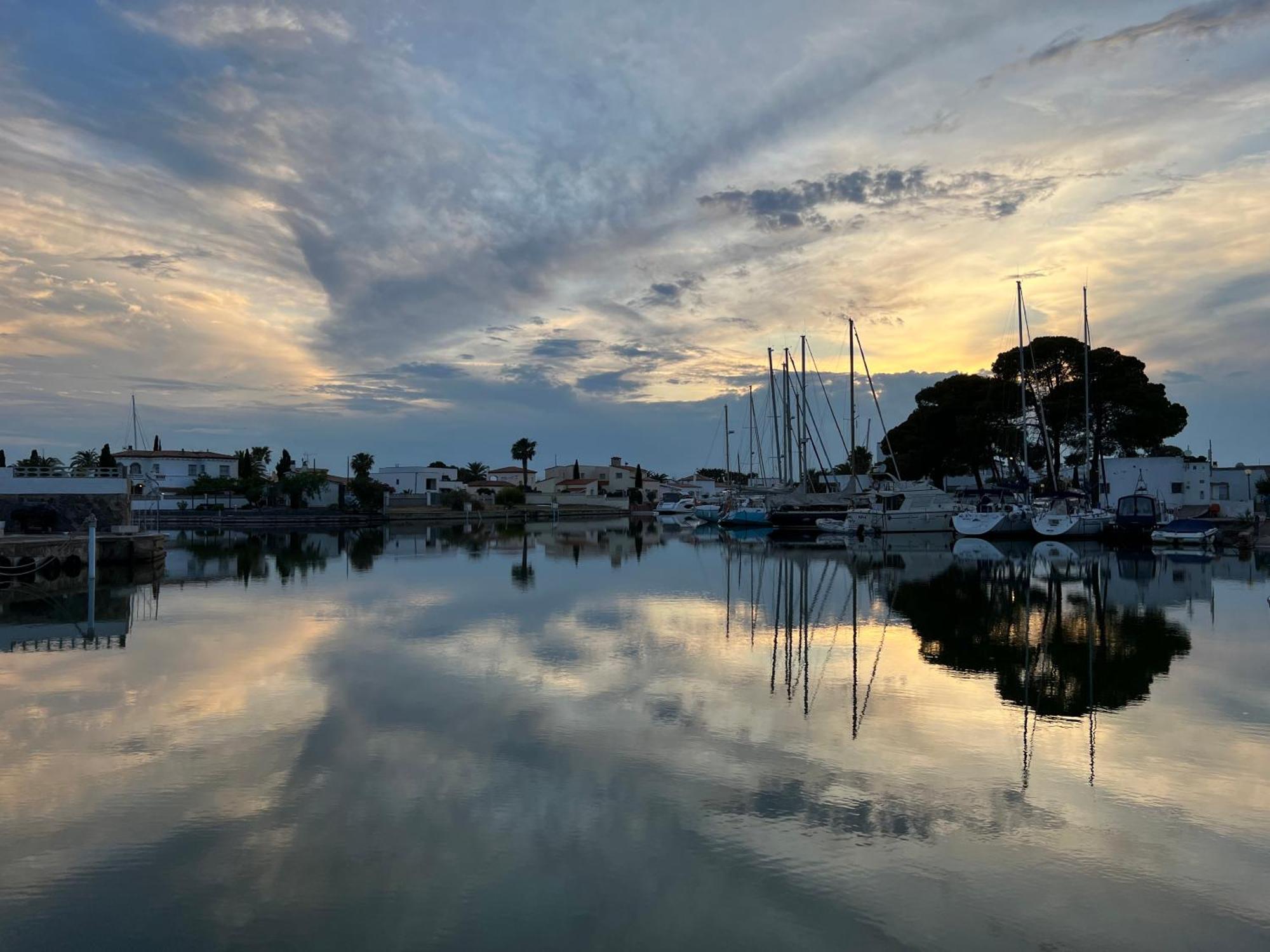 Blau Apartamento Frente A Los Canales Y Las Puestas De Sol De Roses Exterior foto